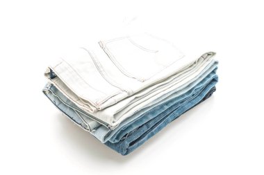 Beyaz arka plan üzerinde katlanmış kot yığını