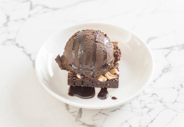 Çikolatalı dondurma ile çikolatalı kek