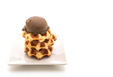 Çikolatalı dondurmalı waffle 