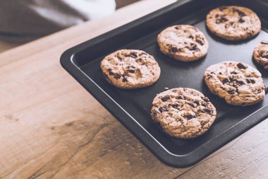 Koyu çikolata parçaları ile tanımlama