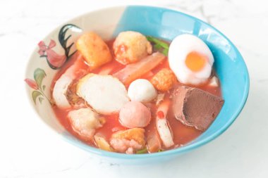 Tay tarzı şehriye çorbası fishballs ve ev yapımı kırmızı sos ile