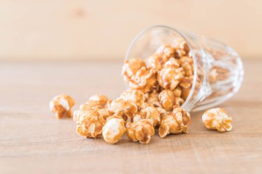 Patlamış Mısır ile karamel