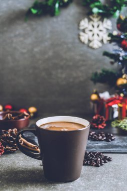 sıcak kahve fincanı Noel dekorasyonu ile 