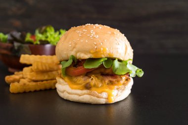 Ev yapımı taze lezzetli burger Close-Up 