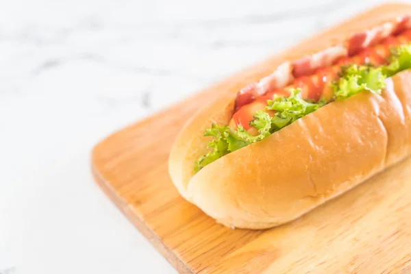 Salsicha cachorro-quente com ketchup — Fotografia de Stock