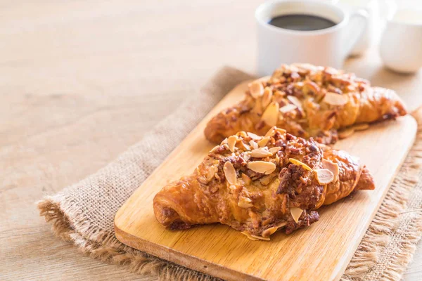 Croissant mit Mandeln — Stockfoto