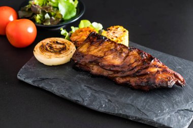 Izgara domuz pirzolası. 