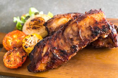 Izgara domuz pirzolası. 