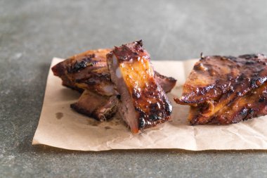 Izgara domuz pirzolası. 