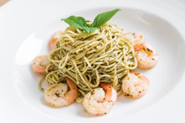 makarna spagetti pesto yeşil ve karides