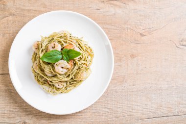 makarna spagetti pesto yeşil ve karides