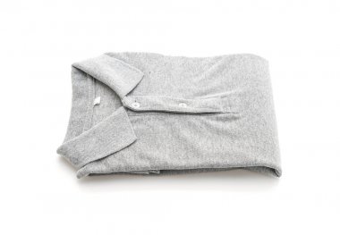chemise pliée sur fond blanc