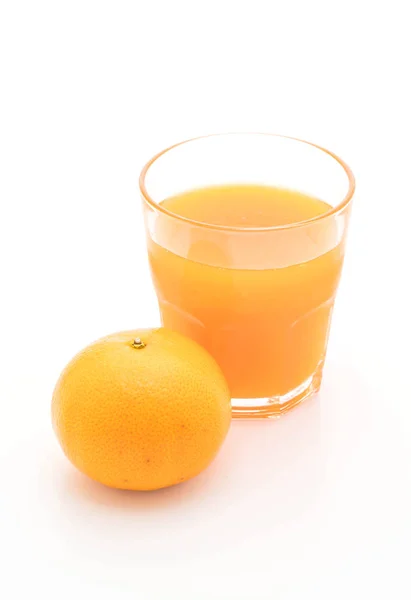 Suco de laranja com laranja no fundo branco — Fotografia de Stock