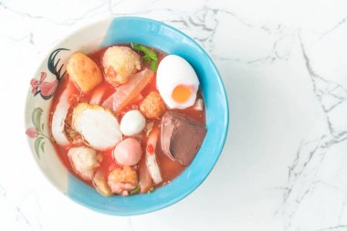 Tay tarzı şehriye çorbası fishballs ve ev yapımı kırmızı sos ile