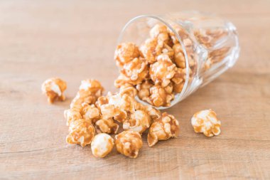 Patlamış Mısır ile karamel