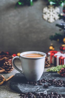 sıcak kahve fincanı Noel dekorasyonu ile 