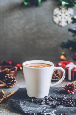 sıcak kahve fincanı Noel dekorasyonu ile 