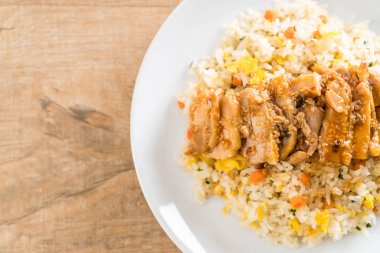 ızgara tavuk ve teriyaki soslu kızarmış pilav