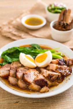 Demlenmiş Domuz bacak 