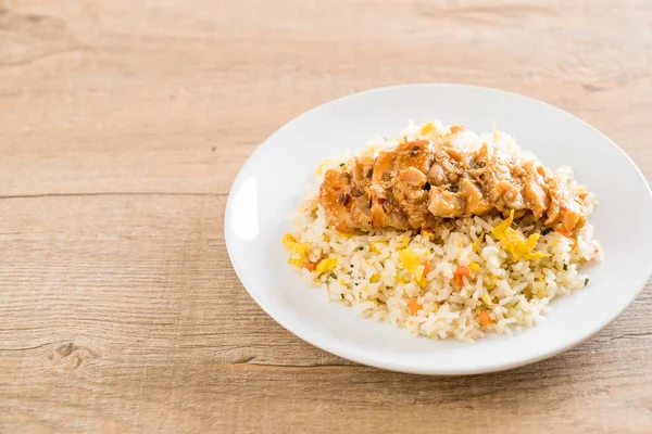 Fried rice with grilled chicken and teriyaki sauce — Stock Photo, Image