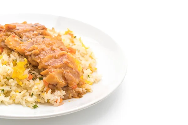 Smażony ryż z grillowanym kurczakiem i sosem teriyaki — Zdjęcie stockowe
