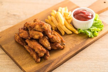 Kızarmış tavuk kanadı.