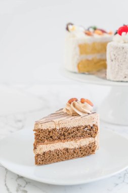 kahve pasta plaka üzerinde