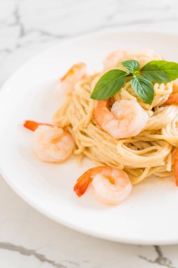 Spagetti krem peynir beyaz soslu karides