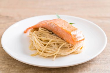 Spagetti krem peynir beyaz soslu somon