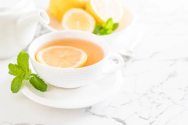 Hot lemon tea — Stock Photo, Image