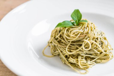 makarna spagetti yeşil pesto sos ve fesleğen ile