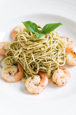 makarna spagetti pesto yeşil ve karides