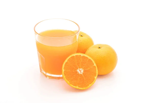 Suco de laranja com laranja no fundo branco — Fotografia de Stock