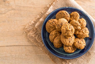 çikolata parçaları ve kaşu fındık kurabiye
