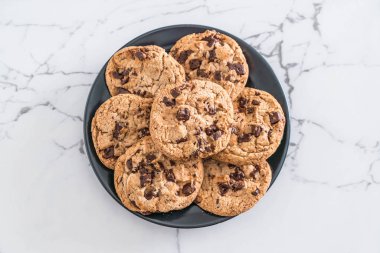 Koyu çikolata parçaları ile tanımlama