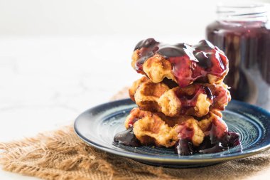 yaban mersini sosu ile waffle 