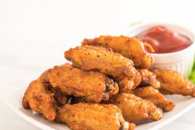 Kızarmış tavuk kanadı.