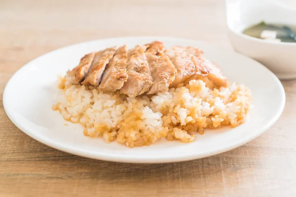 Cerdo teriyaki sobre arroz rematado con sopa de miso — Foto de Stock