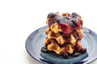 yaban mersini sosu ile waffle 