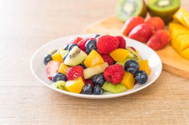 karışık taze meyve (çilek, ahududu, yaban mersini, kivi, mang