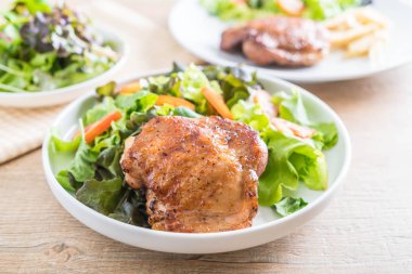 ızgara tavuk biftek sebze salatası ile