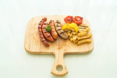 ızgara sosis mix sebze ve patates kızartması ile