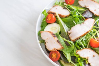 Karışık ızgara tavuk salatası