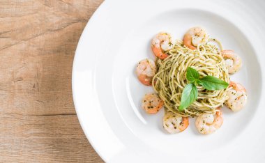 makarna spagetti pesto yeşil ve karides