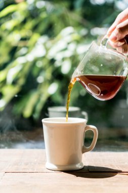 Bardağa kahve dolduruyorum.