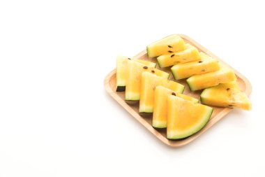 beyaz üzerine taze sarı karpuz 