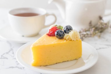 peynirli kek çilek ve yaban mersini