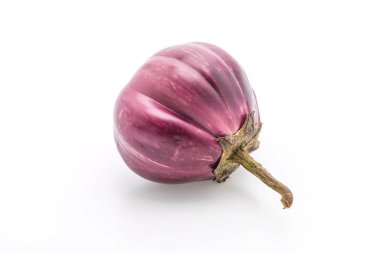 Beyaz üzerine taze patlıcan