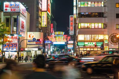 Osaka, Japonya - 19 Kasım 2016: Bir grup insan shopp için yürüyüş
