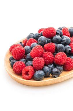 taze yaban mersini ve rasberry beyaz